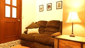 Comfort Apartment, 1 Bedroom, Private Bathroom | Living area | 32-inch Smart TV with satellite channels, TV - Rincon de Cervantes Secret Galarza 26 (Guanajuato)
