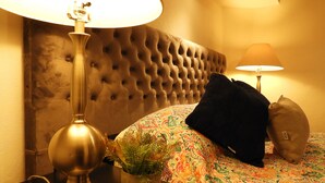 In-room safe, iron/ironing board, WiFi (free), individually decorated - Rincon de Cervantes Secret Galarza 26 (Guanajuato)