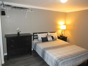 1 bedroom, in-room safe, iron/ironing board, WiFi - The Roost - Guest House with Queen Bed (San Antonio)