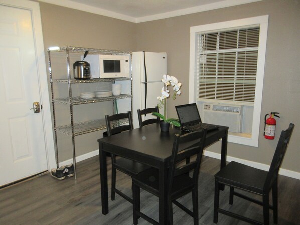 Dining - The Roost - Guest House with Queen Bed (San Antonio)