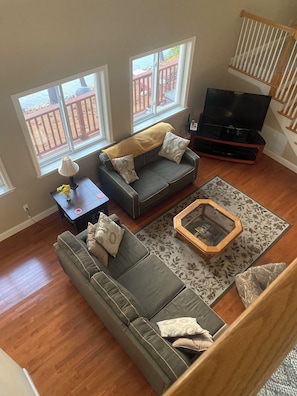 TV, DVD player - Emerald Point Paradise Lake House (Wakefield)