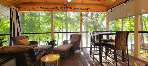 Rumbling Bald Lakefront, Golf & Mountain View Retreat! Family Friendly Retreat!