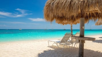 Playa en los alrededores y toallas de playa