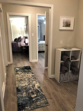 3 bedrooms, iron/ironing board, free WiFi, bed sheets. The Family - Entire private 2 bed/ 2 bath Apt