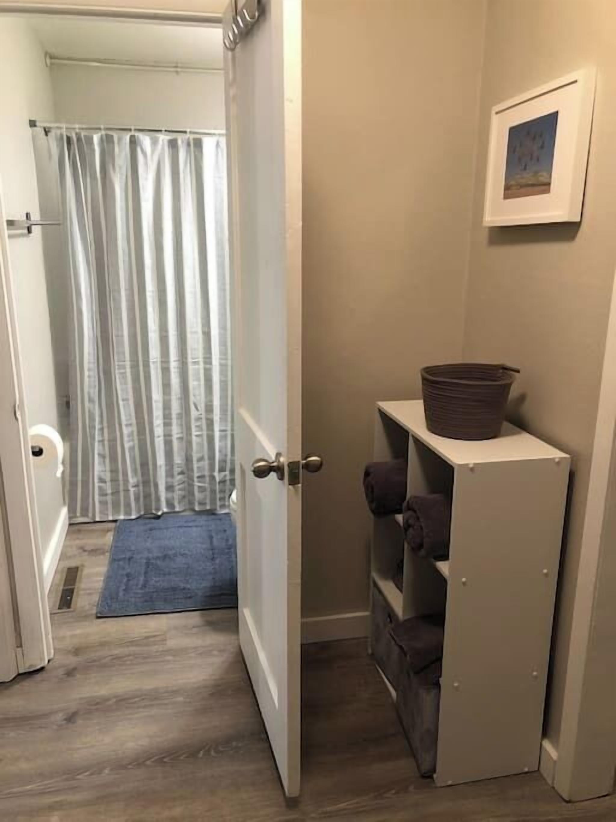 Combined shower/bathtub, hair dryer, towels