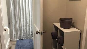 Suihkun ja ammeen yhdistelmä, hiustenkuivaaja, pyyhkeet