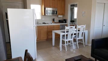 Frigorífico grande, microondas, placa de cocina y cafetera o tetera