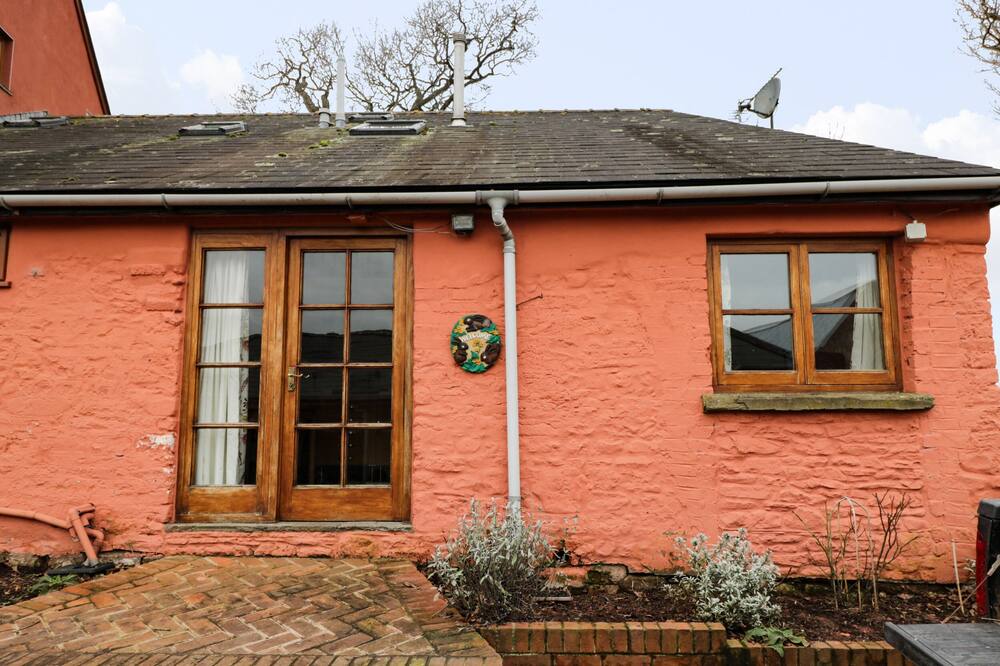 THE NUTSHELL, pet friendly, character holiday cottage in Monmouth