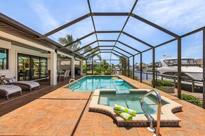 A heated pool - Amazing water views, heated pool & spa, Tiki & kayaks -Villa SeaOarNo - Roelens Vacations (Cape Coral)