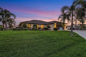 Exterior - Amazing water views, heated pool & spa, Tiki & kayaks -Villa SeaOarNo - Roelens Vacations (Cape Coral)