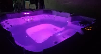 Private Suite ❤ with Hot Tub & cabin features for a couples retreat in the city!