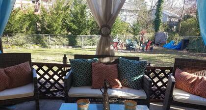 Private Suite ❤ with Hot Tub & cabin features for a couples retreat in the city!