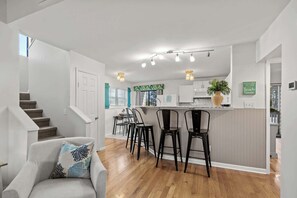 Interior - Jen's Bay Retreat By Beach Star (Surfside Beach)