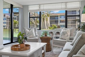 TV, books - Loggerhead Cay 411 beautifully designed steps to beach! (Sanibel)