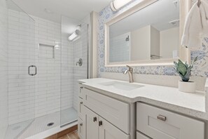 Douche, sèche-cheveux, serviettes fournies