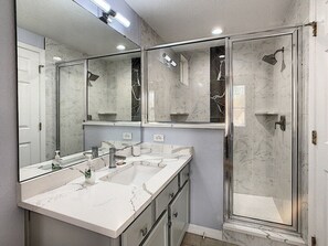 Combined shower/tub, towels