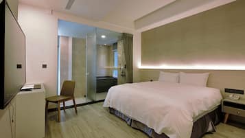 Caja de seguridad en la habitación, escritorio y cortinas blackout