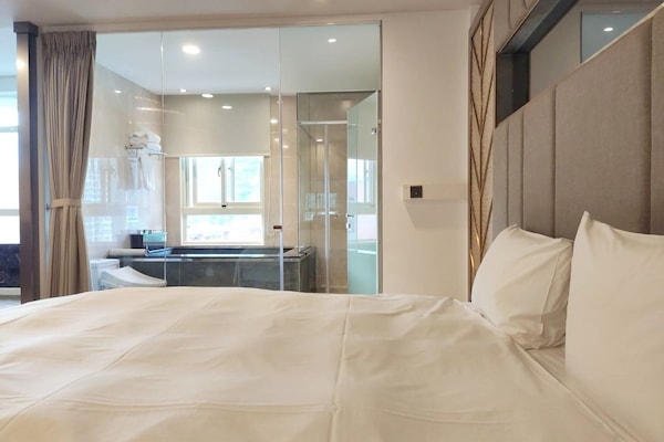 Habitación ejecutiva doble | Caja fuerte, escritorio, cortinas opacas y wifi gratis