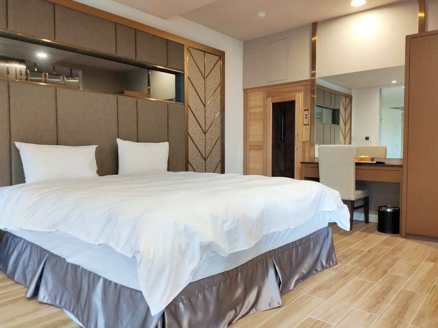 executive double room | in-room safe, desk, blackout curtains, free wifi