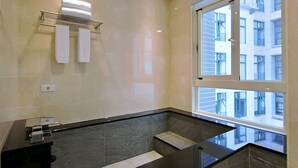 Luxury Double Room | Bathroom | Separate tub and shower, spring water tub, rainfall showerhead - Muen Yuan Dong Hot Spring Hotel (Jiaoxi)
