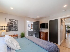 5 bedrooms, desk, iron/ironing board, free WiFi