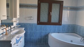 Badewanne, Whirlpool, Haartrockner, Handtücher
