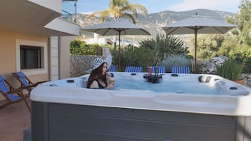 Outdoor spa tub