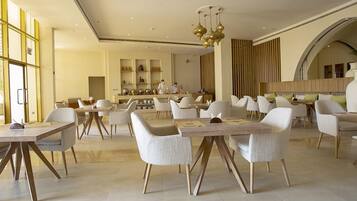 Petit déjeuner buffet (80 AED par personne)