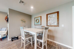 Dining - Golf Cart Included, First Floor, Near Marina, Pet Friendly (Port Aransas)