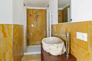 Ensemble douche/baignoire, sèche-cheveux, bidet, serviettes fournies