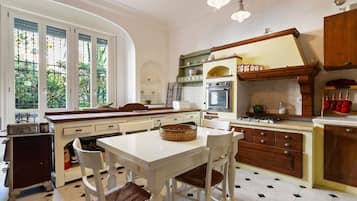 Frigorifero, microonde, forno, piano cottura