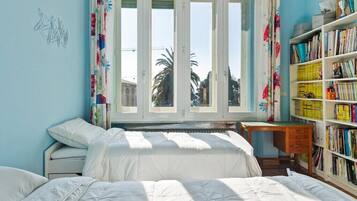 5 camere, una scrivania, insonorizzazione, ferro/asse da stiro