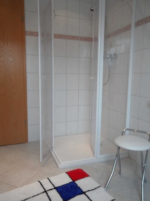 Dusche, Handtücher, Toilettenpapier