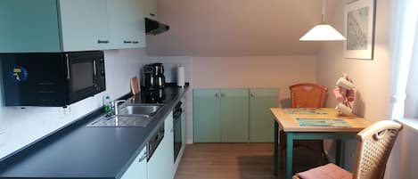 Réfrigérateur, four à micro-ondes, un four, surface de cuisson