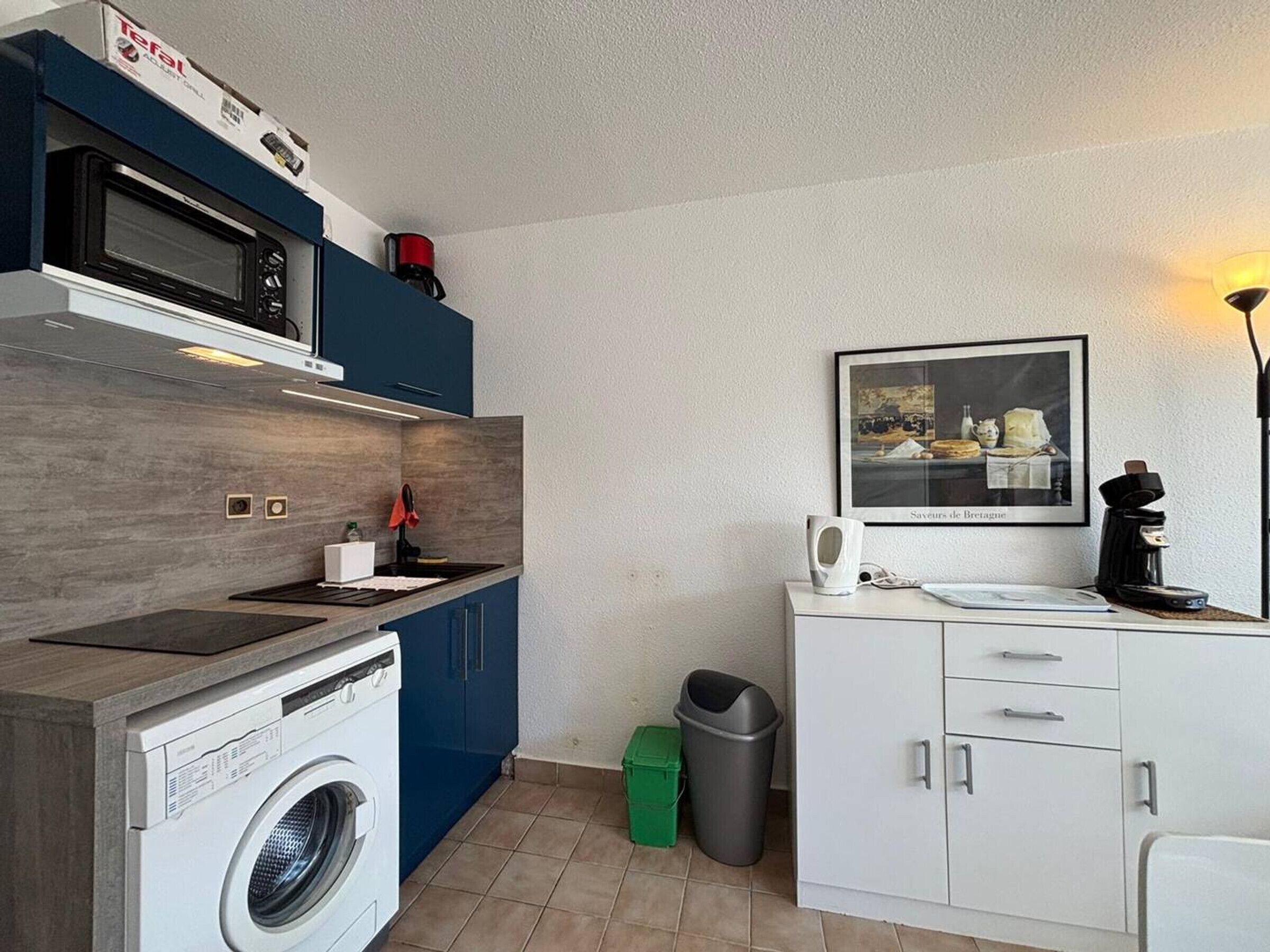 Frigorífico, microondas, horno y placa de cocina