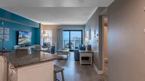 Un apartamento moderno con cocina, comedor y sala de estar.