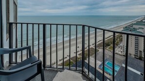 Un balcón con vista a la playa y al océano.