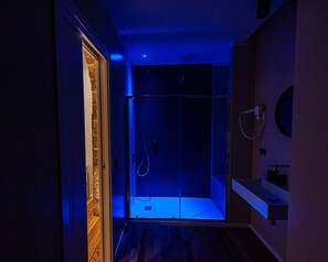 Habitación Deluxe | Baño | Ducha, cabezal de ducha tipo lluvia, secador de pelo y bidé