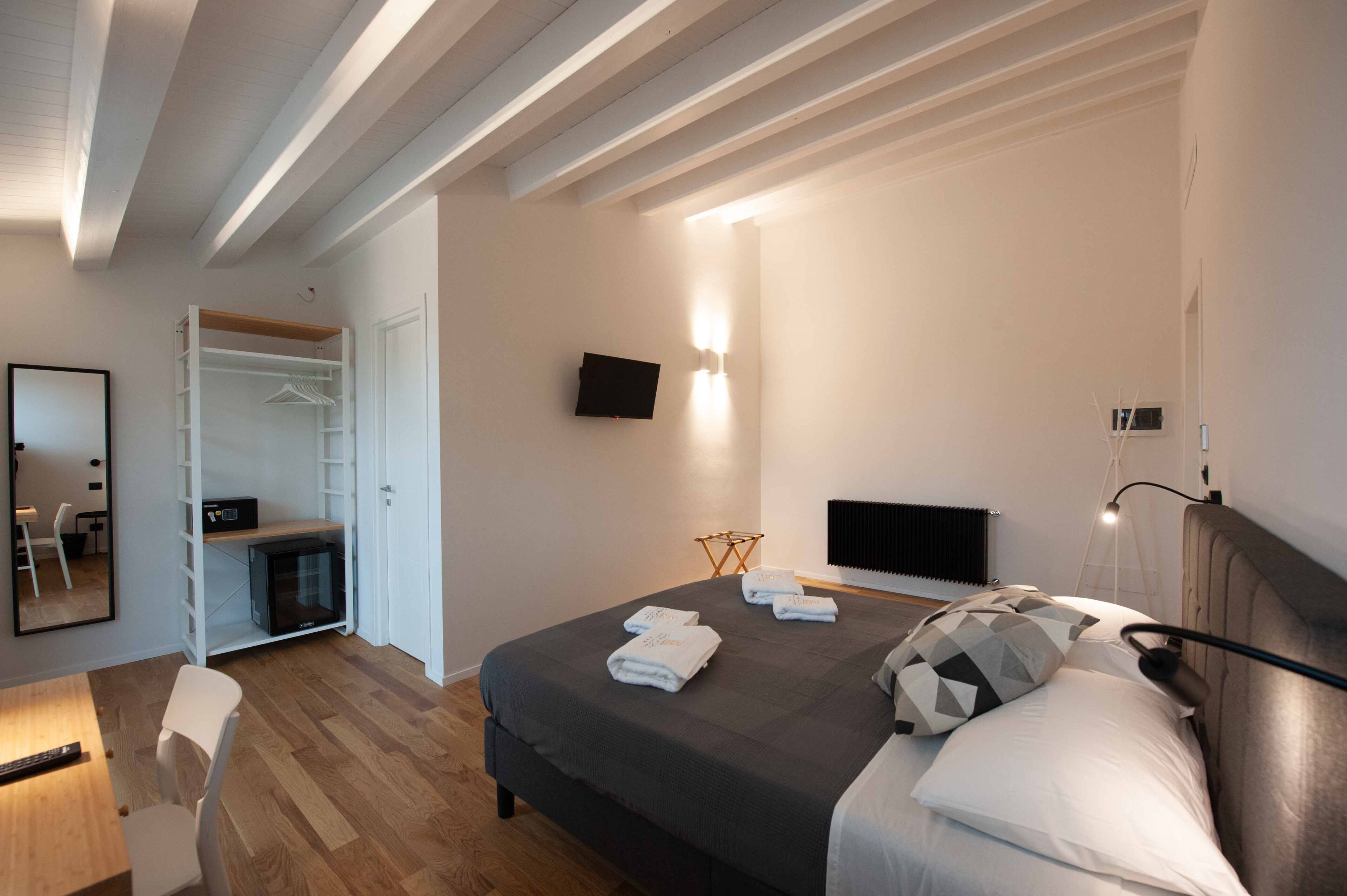 エクスクルーシブ ルーム | 高級寝具、羽毛の掛け布団、低反発ベッド、ミニバー