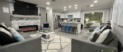 Een smart-tv, een open haard en boeken