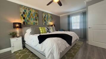 4 habitaciones, escritorio y tabla de planchar con plancha