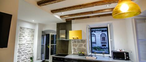 Een koelkast, een magnetron, een oven, een kookplaat