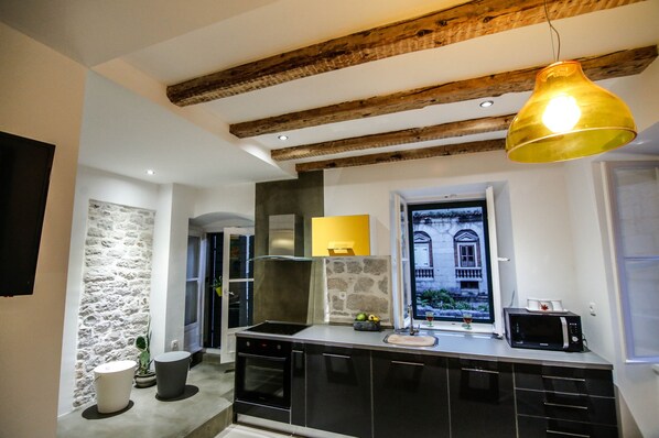 Fridge, microwave, oven, stovetop