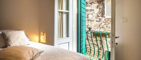 1 chambre, coffres-forts dans les chambres, fer et planche à repasser