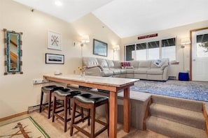 Smart TV, chimenea, videojuegos y tenis de mesa