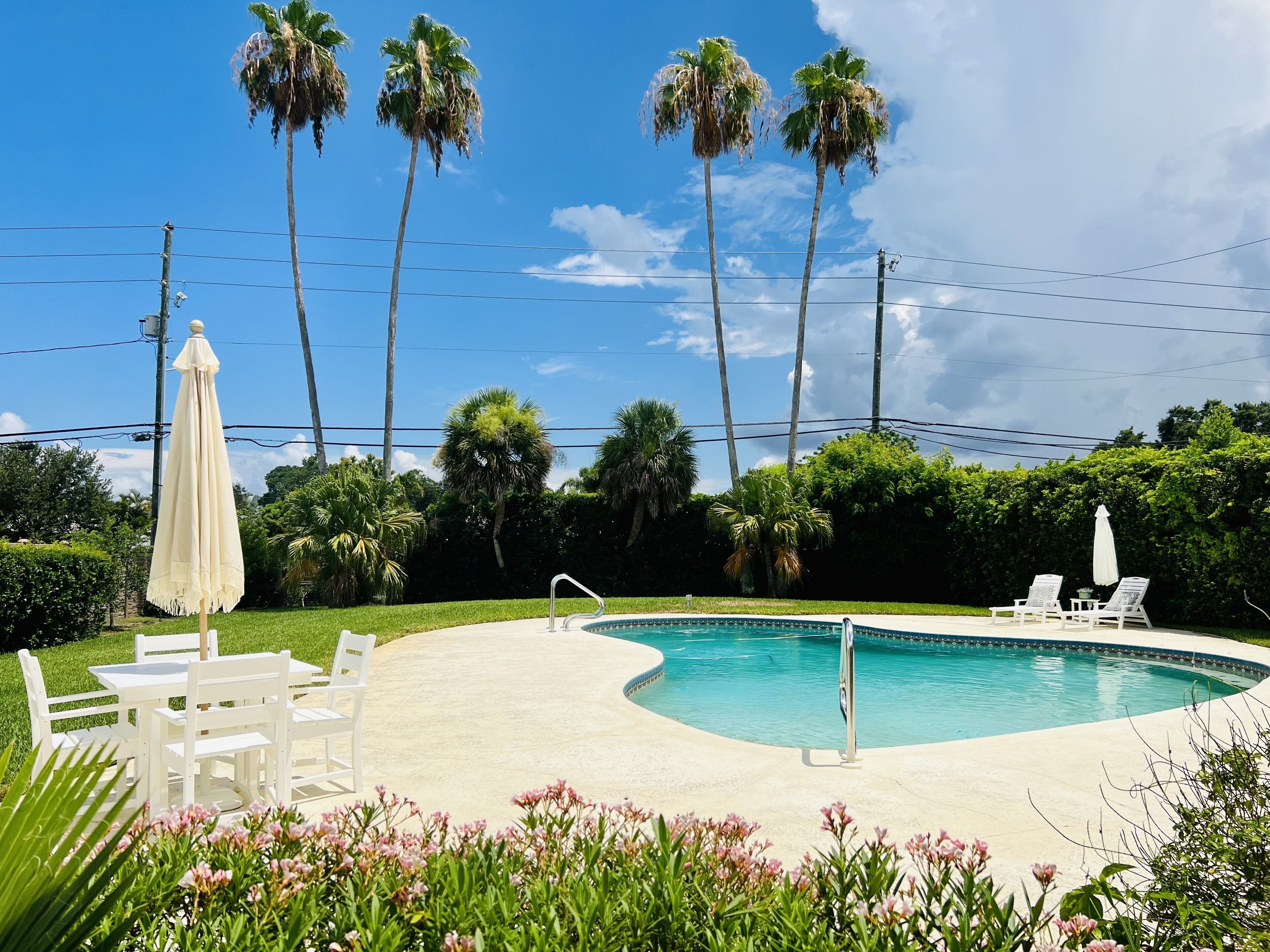 2 miles to Indian Rocks beach. Beautiful 3000 sqft home with a private pool.  