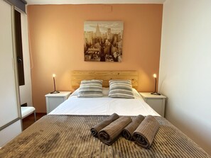 2 slaapkamers, een strijkplank/strijkijzer, internet, beddengoed