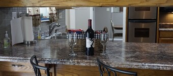 "NEW LOWER RATES" Spacious 4 Bd, 3 Ba ,Billard and Poker tables, Hot Tub & More!