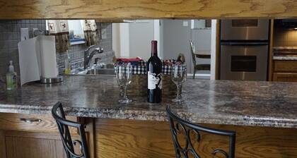 "NEW LOWER RATES" Spacious 4 Bd, 3 Ba ,Billard and Poker tables, Hot Tub & More!