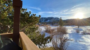 A balcony with a view of a snowy landscape, mountains, and a clear sky. - Snowcreek III 448 Pet-Friendly, Spacious and Bright, Gorgeous Meadow Views by RedAwning (Mammoth Lakes)